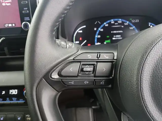 トヨタ ヤリスクロス ハイブリッド Z 愛知県 2021(令3)年 4.4万km ホワイトパールクリスタルシャイン トヨタチームメイト/　　・アドバンスドパーク/パノラミックビューモニター/パーキングサポートブレーキ/トヨタセーフティセンス/　　・プリクラッシュセーフティ/　　・レーンディバーチャーアラート/　　・レーントレーシングアシスト/　　・レーダークルーズコントロール/　　・オートマチックハイビーム/　　・ロードサインアシスト/メーカーオプション8インチディスプレイオーディオ/　　・BT/フルセグ/ドライブレコーダー/ビルトインETC/革巻きステアリング/ステアリングリモコン/ハーフレザーシート/パワーシート（前席）/シートヒーター（前席）/パワーバックドア/純正LEDヘッドライト/フォグランプ/純正18インチアルミホイール