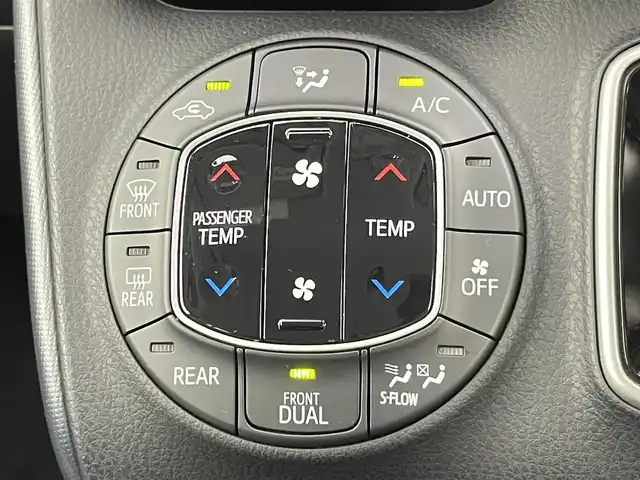 トヨタ ヴォクシー ハイブリッド ZS 千葉県 2016(平28)年 6.5万km ホワイトパールクリスタルシャイン トヨタセーフティセンス/・プリクラッシュセーフティ/・レーンディパーチャーアラート/・先行車発進通知/・オートハイビーム/純正9インチSDナビ/CD BT MSV フルセグ/バックカメラ/両側パワースライドドア/LEDオートライト/純正16インチアルミホイール/ドアバイザー/純正フロアマット/革巻きステアリング/ビルトインETC