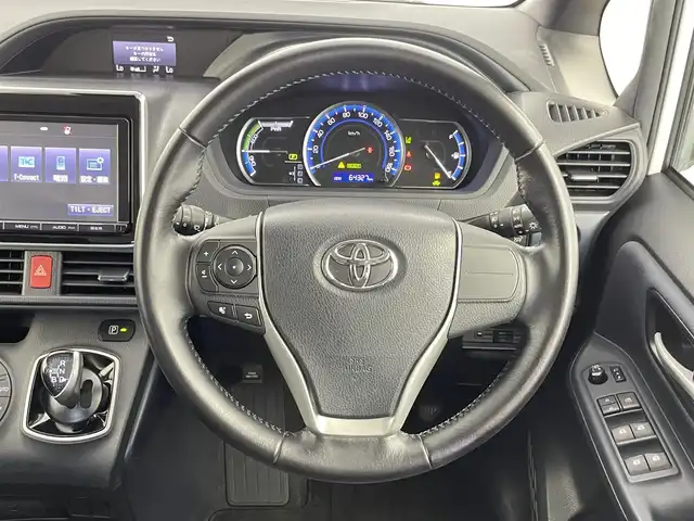 トヨタ ヴォクシー ハイブリッド ZS 千葉県 2016(平28)年 6.5万km ホワイトパールクリスタルシャイン トヨタセーフティセンス/・プリクラッシュセーフティ/・レーンディパーチャーアラート/・先行車発進通知/・オートハイビーム/純正9インチSDナビ/CD BT MSV フルセグ/バックカメラ/両側パワースライドドア/LEDオートライト/純正16インチアルミホイール/ドアバイザー/純正フロアマット/革巻きステアリング/ビルトインETC