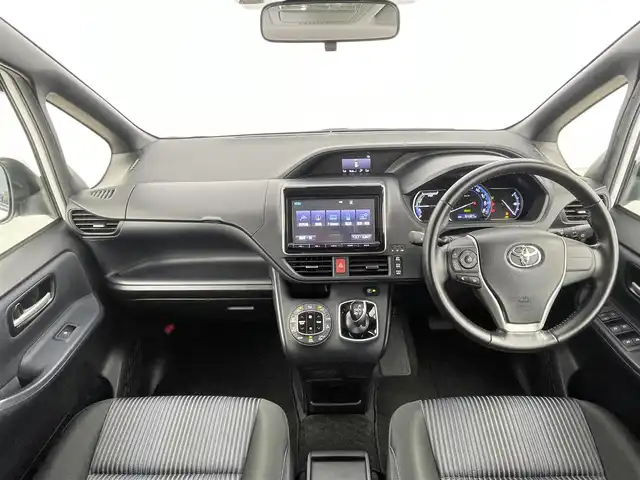 トヨタ ヴォクシー ハイブリッド ZS 千葉県 2016(平28)年 6.5万km ホワイトパールクリスタルシャイン トヨタセーフティセンス/・プリクラッシュセーフティ/・レーンディパーチャーアラート/・先行車発進通知/・オートハイビーム/純正9インチSDナビ/CD BT MSV フルセグ/バックカメラ/両側パワースライドドア/LEDオートライト/純正16インチアルミホイール/ドアバイザー/純正フロアマット/革巻きステアリング/ビルトインETC