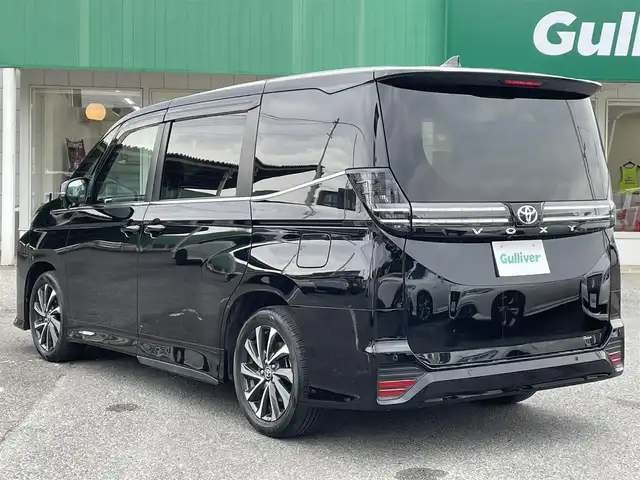 トヨタ ヴォクシー S－Z 千葉県 2022(令4)年 3.9万km アティチュードブラックマイカ ワンオーナー/10.5インチディスプレイオーディオPlus/・10.5インチディスプレイオーディオ/・DVD/CD/フルセグTV/Bluetooth/・HDMI端子/・ETC2.0ユニット/・スピーカー12個/快適利便パッケージHigh/・ハンズフリーデュアルパワースライドドア/・パワーバックドア/・ナノイーX/ステアリングヒーター/・1列目2列目シートヒーター/・2列目オットマン/純正14インチフリップダウンモニター【V14T-R72R】/バックカメラ/ユニバーサルステップ/Toyota　Safety　Sense/・プリクラッシュセーフティシステム/・レーンディパーチャーアラート/・オートマチックハイビーム/・ロードサインアシスト/・レーダークルーズコントロール/・パーキングサポートブレーキ/ビルトインETC2.0/社外前後ドライブレコーダー/本革巻ステアリング/リア席サンシェード/スマートキー/プッシュスタート/純正LEDヘッドライト/前後コーナーセンサー/純正17インチアルミホイール/ブレーキオートホールド/純正フロアマット/ドアバイザー/サイド＆カーテンエアバッグ/新車時保証書＆取扱説明書