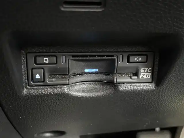 トヨタ ヴォクシー S－Z 千葉県 2022(令4)年 3.9万km アティチュードブラックマイカ ワンオーナー/10.5インチディスプレイオーディオPlus/・10.5インチディスプレイオーディオ/・DVD/CD/フルセグTV/Bluetooth/・HDMI端子/・ETC2.0ユニット/・スピーカー12個/快適利便パッケージHigh/・ハンズフリーデュアルパワースライドドア/・パワーバックドア/・ナノイーX/ステアリングヒーター/・1列目2列目シートヒーター/・2列目オットマン/純正14インチフリップダウンモニター【V14T-R72R】/バックカメラ/ユニバーサルステップ/Toyota　Safety　Sense/・プリクラッシュセーフティシステム/・レーンディパーチャーアラート/・オートマチックハイビーム/・ロードサインアシスト/・レーダークルーズコントロール/・パーキングサポートブレーキ/ビルトインETC2.0/社外前後ドライブレコーダー/本革巻ステアリング/リア席サンシェード/スマートキー/プッシュスタート/純正LEDヘッドライト/前後コーナーセンサー/純正17インチアルミホイール/ブレーキオートホールド/純正フロアマット/ドアバイザー/サイド＆カーテンエアバッグ/新車時保証書＆取扱説明書