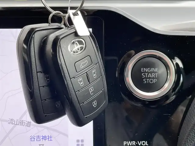 トヨタ ヴォクシー S－Z 千葉県 2022(令4)年 3.9万km アティチュードブラックマイカ ワンオーナー/10.5インチディスプレイオーディオPlus/・10.5インチディスプレイオーディオ/・DVD/CD/フルセグTV/Bluetooth/・HDMI端子/・ETC2.0ユニット/・スピーカー12個/快適利便パッケージHigh/・ハンズフリーデュアルパワースライドドア/・パワーバックドア/・ナノイーX/ステアリングヒーター/・1列目2列目シートヒーター/・2列目オットマン/純正14インチフリップダウンモニター【V14T-R72R】/バックカメラ/ユニバーサルステップ/Toyota　Safety　Sense/・プリクラッシュセーフティシステム/・レーンディパーチャーアラート/・オートマチックハイビーム/・ロードサインアシスト/・レーダークルーズコントロール/・パーキングサポートブレーキ/ビルトインETC2.0/社外前後ドライブレコーダー/本革巻ステアリング/リア席サンシェード/スマートキー/プッシュスタート/純正LEDヘッドライト/前後コーナーセンサー/純正17インチアルミホイール/ブレーキオートホールド/純正フロアマット/ドアバイザー/サイド＆カーテンエアバッグ/新車時保証書＆取扱説明書
