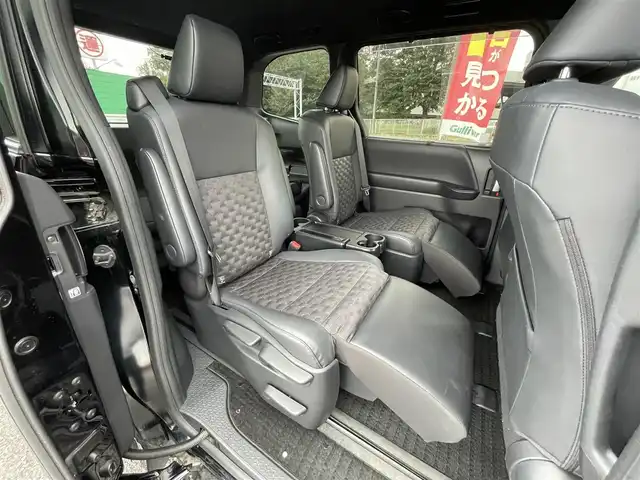 トヨタ ヴォクシー S－Z 千葉県 2022(令4)年 3.9万km アティチュードブラックマイカ ワンオーナー/10.5インチディスプレイオーディオPlus/・10.5インチディスプレイオーディオ/・DVD/CD/フルセグTV/Bluetooth/・HDMI端子/・ETC2.0ユニット/・スピーカー12個/快適利便パッケージHigh/・ハンズフリーデュアルパワースライドドア/・パワーバックドア/・ナノイーX/ステアリングヒーター/・1列目2列目シートヒーター/・2列目オットマン/純正14インチフリップダウンモニター【V14T-R72R】/バックカメラ/ユニバーサルステップ/Toyota　Safety　Sense/・プリクラッシュセーフティシステム/・レーンディパーチャーアラート/・オートマチックハイビーム/・ロードサインアシスト/・レーダークルーズコントロール/・パーキングサポートブレーキ/ビルトインETC2.0/社外前後ドライブレコーダー/本革巻ステアリング/リア席サンシェード/スマートキー/プッシュスタート/純正LEDヘッドライト/前後コーナーセンサー/純正17インチアルミホイール/ブレーキオートホールド/純正フロアマット/ドアバイザー/サイド＆カーテンエアバッグ/新車時保証書＆取扱説明書