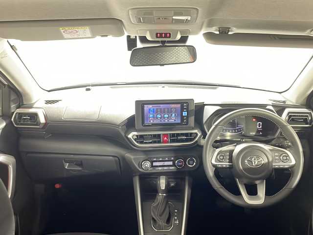 トヨタ ライズ Z 沖縄県 2023(令5)年 0.6万km シャイニングホワイトパール 県外仕入れ/禁煙車　/純正ナビ[NMZK-W73D]　/（フルセグＴＶ　ＣＤ　ＤＶＤ　Ｂｌｕｅｔｏｏｔｈ）　/パノラミックビューモニター/前方ドライブレコーダー/ＥＴＣ２．０　/レーダークルーズコントロール　/ブラインドスポットモニター　/ステアリングスイッチ　/シートヒーター/スマートアシスト/・衝突被害軽減ブレーキ/・誤発進抑制機能/・ふらつき警報逸脱抑制制御/ブラインドスポットモニター/LEDヘッドライト/純正アルミホイール/純正ドアバイザー