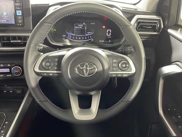 トヨタ ライズ Z 沖縄県 2023(令5)年 0.6万km シャイニングホワイトパール 県外仕入れ/禁煙車　/純正ナビ[NMZK-W73D]　/（フルセグＴＶ　ＣＤ　ＤＶＤ　Ｂｌｕｅｔｏｏｔｈ）　/パノラミックビューモニター/前方ドライブレコーダー/ＥＴＣ２．０　/レーダークルーズコントロール　/ブラインドスポットモニター　/ステアリングスイッチ　/シートヒーター/スマートアシスト/・衝突被害軽減ブレーキ/・誤発進抑制機能/・ふらつき警報逸脱抑制制御/ブラインドスポットモニター/LEDヘッドライト/純正アルミホイール/純正ドアバイザー