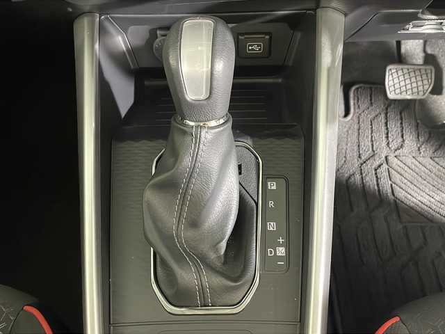 トヨタ ライズ Z 沖縄県 2023(令5)年 0.6万km シャイニングホワイトパール 県外仕入れ/禁煙車　/純正ナビ[NMZK-W73D]　/（フルセグＴＶ　ＣＤ　ＤＶＤ　Ｂｌｕｅｔｏｏｔｈ）　/パノラミックビューモニター/前方ドライブレコーダー/ＥＴＣ２．０　/レーダークルーズコントロール　/ブラインドスポットモニター　/ステアリングスイッチ　/シートヒーター/スマートアシスト/・衝突被害軽減ブレーキ/・誤発進抑制機能/・ふらつき警報逸脱抑制制御/ブラインドスポットモニター/LEDヘッドライト/純正アルミホイール/純正ドアバイザー