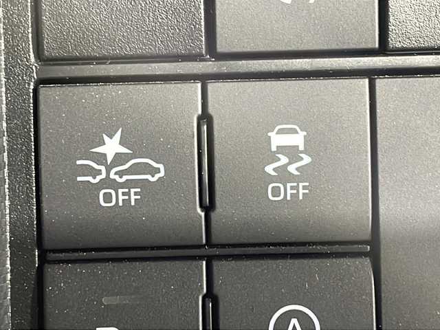 トヨタ ライズ Z 沖縄県 2023(令5)年 0.6万km シャイニングホワイトパール 県外仕入れ/禁煙車　/純正ナビ[NMZK-W73D]　/（フルセグＴＶ　ＣＤ　ＤＶＤ　Ｂｌｕｅｔｏｏｔｈ）　/パノラミックビューモニター/前方ドライブレコーダー/ＥＴＣ２．０　/レーダークルーズコントロール　/ブラインドスポットモニター　/ステアリングスイッチ　/シートヒーター/スマートアシスト/・衝突被害軽減ブレーキ/・誤発進抑制機能/・ふらつき警報逸脱抑制制御/ブラインドスポットモニター/LEDヘッドライト/純正アルミホイール/純正ドアバイザー