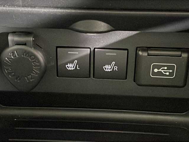 トヨタ ライズ Z 沖縄県 2023(令5)年 0.6万km シャイニングホワイトパール 県外仕入れ/禁煙車　/純正ナビ[NMZK-W73D]　/（フルセグＴＶ　ＣＤ　ＤＶＤ　Ｂｌｕｅｔｏｏｔｈ）　/パノラミックビューモニター/前方ドライブレコーダー/ＥＴＣ２．０　/レーダークルーズコントロール　/ブラインドスポットモニター　/ステアリングスイッチ　/シートヒーター/スマートアシスト/・衝突被害軽減ブレーキ/・誤発進抑制機能/・ふらつき警報逸脱抑制制御/ブラインドスポットモニター/LEDヘッドライト/純正アルミホイール/純正ドアバイザー