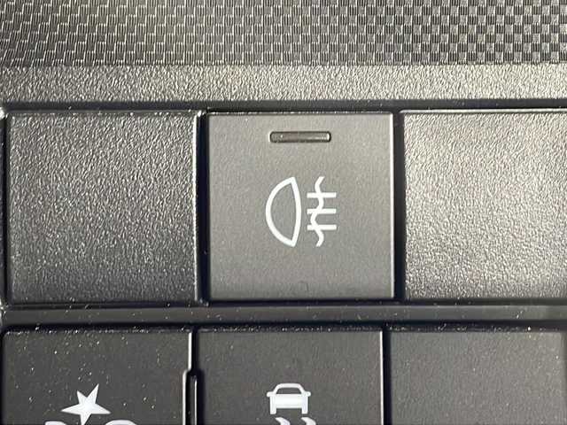 トヨタ ライズ Z 沖縄県 2023(令5)年 0.6万km シャイニングホワイトパール 県外仕入れ/禁煙車　/純正ナビ[NMZK-W73D]　/（フルセグＴＶ　ＣＤ　ＤＶＤ　Ｂｌｕｅｔｏｏｔｈ）　/パノラミックビューモニター/前方ドライブレコーダー/ＥＴＣ２．０　/レーダークルーズコントロール　/ブラインドスポットモニター　/ステアリングスイッチ　/シートヒーター/スマートアシスト/・衝突被害軽減ブレーキ/・誤発進抑制機能/・ふらつき警報逸脱抑制制御/ブラインドスポットモニター/LEDヘッドライト/純正アルミホイール/純正ドアバイザー