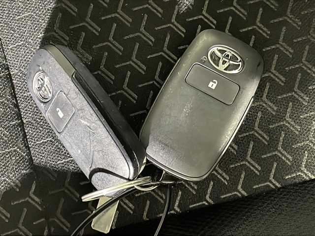 トヨタ ライズ Z 沖縄県 2023(令5)年 0.6万km シャイニングホワイトパール 県外仕入れ/禁煙車　/純正ナビ[NMZK-W73D]　/（フルセグＴＶ　ＣＤ　ＤＶＤ　Ｂｌｕｅｔｏｏｔｈ）　/パノラミックビューモニター/前方ドライブレコーダー/ＥＴＣ２．０　/レーダークルーズコントロール　/ブラインドスポットモニター　/ステアリングスイッチ　/シートヒーター/スマートアシスト/・衝突被害軽減ブレーキ/・誤発進抑制機能/・ふらつき警報逸脱抑制制御/ブラインドスポットモニター/LEDヘッドライト/純正アルミホイール/純正ドアバイザー