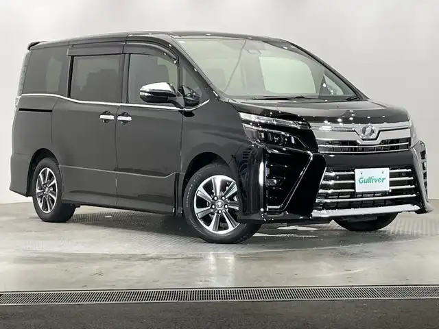 トヨタ ヴォクシー ZS 煌Ⅱ 栃木県 2019(令1)年 4.3万km ブラック 純正メモリナビ/（CD/DVD/フルセグTV/Bluetooth/SD）/バックカメラ/コーナーセンサー/ビルトインETC/両側パワースライドドア/禁煙車/オートライト/LEDヘッドライト/LEDルームランプ/横滑り防止装置/スマートキー/プッシュスタート/アイドリングストップ/ステアリングスイッチ/革巻きステアリング/電動格納ミラー/純正16インチアルミホイール/純正フロアマット