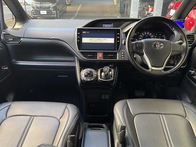 トヨタ ノア ハイブリッド Si ダブルバイビーⅡ 広島県 2019(令1)年 4.7万km ブラック 禁煙/トヨタセーフティセンス/・プリクラッシュセーフティ/・レーンディパーチャーアラート/・オートマチックハイビーム/・先行車発進告知/コーナーセンサー/純正10インチナビ（NSZN-Z68T）/CD/DVD/DTV/Bluetooth/バックカメラ/両側パワースライドドア/クルーズコントロール/シートヒーター/革調シートカバー/LEDオートライト/ビルトインETC2.0/フロアマット/ドアバイザー/ステアリングスイッチ