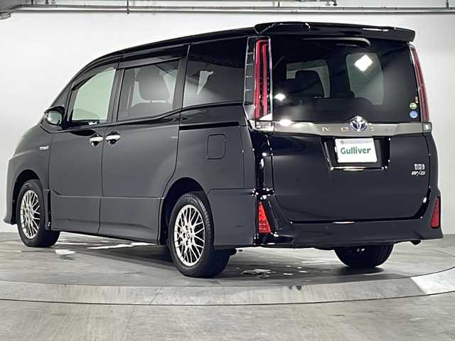 トヨタ ノア ハイブリッド Si ダブルバイビーⅡ 広島県 2019(令1)年 4.7万km ブラック 禁煙/トヨタセーフティセンス/・プリクラッシュセーフティ/・レーンディパーチャーアラート/・オートマチックハイビーム/・先行車発進告知/コーナーセンサー/純正10インチナビ（NSZN-Z68T）/CD/DVD/DTV/Bluetooth/バックカメラ/両側パワースライドドア/クルーズコントロール/シートヒーター/革調シートカバー/LEDオートライト/ビルトインETC2.0/フロアマット/ドアバイザー/ステアリングスイッチ