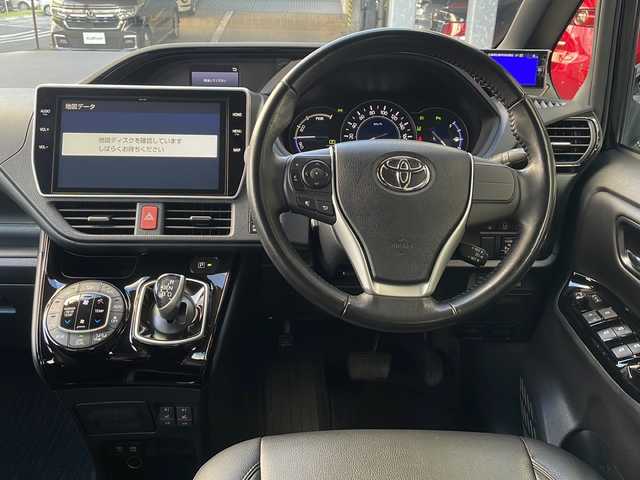 トヨタ ノア ハイブリッド Si ダブルバイビーⅡ 広島県 2019(令1)年 4.7万km ブラック 禁煙/トヨタセーフティセンス/・プリクラッシュセーフティ/・レーンディパーチャーアラート/・オートマチックハイビーム/・先行車発進告知/コーナーセンサー/純正10インチナビ（NSZN-Z68T）/CD/DVD/DTV/Bluetooth/バックカメラ/両側パワースライドドア/クルーズコントロール/シートヒーター/革調シートカバー/LEDオートライト/ビルトインETC2.0/フロアマット/ドアバイザー/ステアリングスイッチ