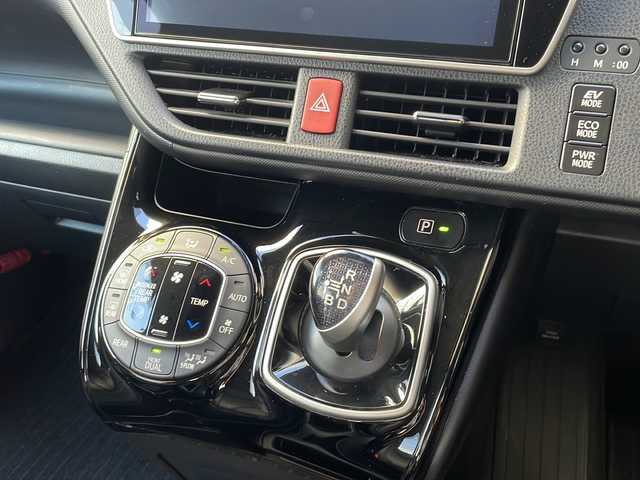 トヨタ ノア ハイブリッド Si ダブルバイビーⅡ 広島県 2019(令1)年 4.7万km ブラック 禁煙/トヨタセーフティセンス/・プリクラッシュセーフティ/・レーンディパーチャーアラート/・オートマチックハイビーム/・先行車発進告知/コーナーセンサー/純正10インチナビ（NSZN-Z68T）/CD/DVD/DTV/Bluetooth/バックカメラ/両側パワースライドドア/クルーズコントロール/シートヒーター/革調シートカバー/LEDオートライト/ビルトインETC2.0/フロアマット/ドアバイザー/ステアリングスイッチ