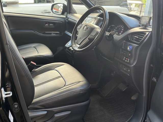 トヨタ ノア ハイブリッド Si ダブルバイビーⅡ 広島県 2019(令1)年 4.7万km ブラック 禁煙/トヨタセーフティセンス/・プリクラッシュセーフティ/・レーンディパーチャーアラート/・オートマチックハイビーム/・先行車発進告知/コーナーセンサー/純正10インチナビ（NSZN-Z68T）/CD/DVD/DTV/Bluetooth/バックカメラ/両側パワースライドドア/クルーズコントロール/シートヒーター/革調シートカバー/LEDオートライト/ビルトインETC2.0/フロアマット/ドアバイザー/ステアリングスイッチ