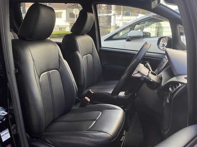 トヨタ ノア ハイブリッド Si ダブルバイビーⅡ 広島県 2019(令1)年 4.7万km ブラック 禁煙/トヨタセーフティセンス/・プリクラッシュセーフティ/・レーンディパーチャーアラート/・オートマチックハイビーム/・先行車発進告知/コーナーセンサー/純正10インチナビ（NSZN-Z68T）/CD/DVD/DTV/Bluetooth/バックカメラ/両側パワースライドドア/クルーズコントロール/シートヒーター/革調シートカバー/LEDオートライト/ビルトインETC2.0/フロアマット/ドアバイザー/ステアリングスイッチ