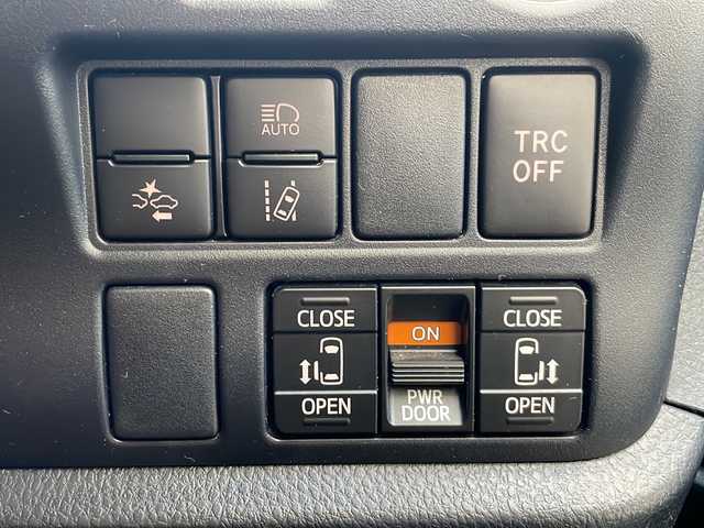 トヨタ ノア ハイブリッド Si ダブルバイビーⅡ 広島県 2019(令1)年 4.7万km ブラック 禁煙/トヨタセーフティセンス/・プリクラッシュセーフティ/・レーンディパーチャーアラート/・オートマチックハイビーム/・先行車発進告知/コーナーセンサー/純正10インチナビ（NSZN-Z68T）/CD/DVD/DTV/Bluetooth/バックカメラ/両側パワースライドドア/クルーズコントロール/シートヒーター/革調シートカバー/LEDオートライト/ビルトインETC2.0/フロアマット/ドアバイザー/ステアリングスイッチ