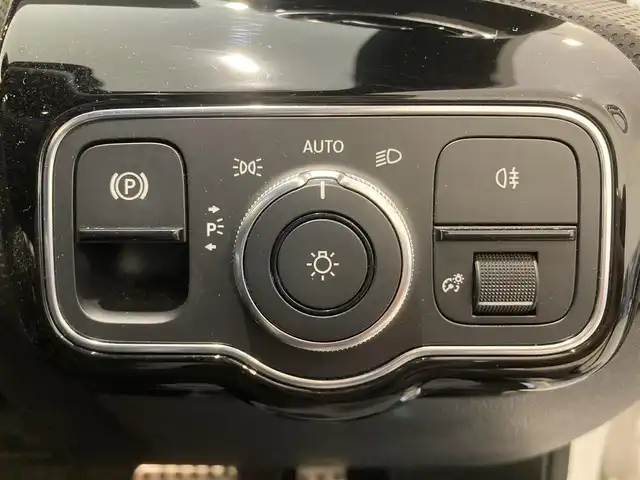 メルセデス・ベンツ Ｍ・ベンツ Ａ２００ｄ AMGライン 熊本県 2021(令3)年 3.1万km ポーラホワイト ・スマートキー/・プッシュスタート/・アクティブステアリングアシスト/・道路標識アシスト/・アクティブレーンキーピングアシスト/・アクティブブレーキアシスト/・アテンションアシスト/・レーンチェンジアシスト/・インテリジェントライトシステム/・クルーズコントロール(追従式)/・ハーフレザーシート/・前席パワーシート/・前席シートヒーター/・純正メモリナビ/　【Bluetooth・USB・AppleCarPlay・AndroidAuto】/・フルセグTV/・バックカメラ/・ETC2.0/・ふぉらいぶレコーダー(前方録画)/・LEDヘッドランプ/・純正マット