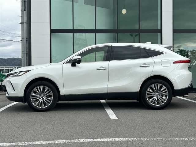 トヨタ ハリアー Z 和歌山県 2021(令3)年 1.5万km ホワイトパールクリスタルシャイン 純正１２．３インチナビ/JBLプレミアムサウンド/フルセグTV/バックカメラ/デジタルインナーミラー/（Bluetooth/USB/AUX)/プリクラッシュセーフティー/ブラインドスポットモニター/ヘッドアップディスプレイ/レーダークルーズコントロール/レーンキープアシスト/クリアランスソナー/パーキングサポートブレーキ/ロードサインアシスト/リヤトラフィックアラート/電子パーキング/オートホールド/MTモード付AT/純正ドライブレコーダー/純正ビルトインETC２．０/ハーフレザーシート/パワーシート/パワーバックドア/ISOFIX/LEDヘッドライト/LEDフォグランプ/オートライト/オートハイビーム