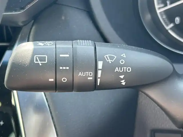 トヨタ ハリアー Z 和歌山県 2021(令3)年 1.5万km ホワイトパールクリスタルシャイン 純正１２．３インチナビ/JBLプレミアムサウンド/フルセグTV/バックカメラ/デジタルインナーミラー/（Bluetooth/USB/AUX)/プリクラッシュセーフティー/ブラインドスポットモニター/ヘッドアップディスプレイ/レーダークルーズコントロール/レーンキープアシスト/クリアランスソナー/パーキングサポートブレーキ/ロードサインアシスト/リヤトラフィックアラート/電子パーキング/オートホールド/MTモード付AT/純正ドライブレコーダー/純正ビルトインETC２．０/ハーフレザーシート/パワーシート/パワーバックドア/ISOFIX/LEDヘッドライト/LEDフォグランプ/オートライト/オートハイビーム