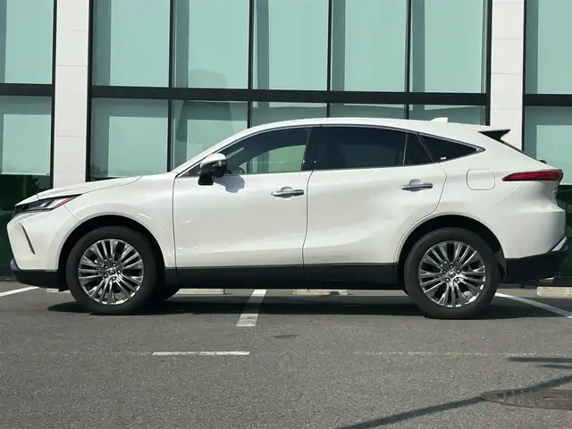 トヨタ ハリアー Z 和歌山県 2021(令3)年 1.5万km ホワイトパールクリスタルシャイン 純正１２．３インチナビ/JBLプレミアムサウンド/フルセグTV/バックカメラ/デジタルインナーミラー/（Bluetooth/USB/AUX)/プリクラッシュセーフティー/ブラインドスポットモニター/ヘッドアップディスプレイ/レーダークルーズコントロール/レーンキープアシスト/クリアランスソナー/パーキングサポートブレーキ/ロードサインアシスト/リヤトラフィックアラート/電子パーキング/オートホールド/MTモード付AT/純正ドライブレコーダー/純正ビルトインETC２．０/ハーフレザーシート/パワーシート/パワーバックドア/ISOFIX/LEDヘッドライト/LEDフォグランプ/オートライト/オートハイビーム