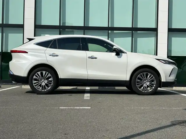 トヨタ ハリアー Z 和歌山県 2021(令3)年 1.5万km ホワイトパールクリスタルシャイン 純正１２．３インチナビ/JBLプレミアムサウンド/フルセグTV/バックカメラ/デジタルインナーミラー/（Bluetooth/USB/AUX)/プリクラッシュセーフティー/ブラインドスポットモニター/ヘッドアップディスプレイ/レーダークルーズコントロール/レーンキープアシスト/クリアランスソナー/パーキングサポートブレーキ/ロードサインアシスト/リヤトラフィックアラート/電子パーキング/オートホールド/MTモード付AT/純正ドライブレコーダー/純正ビルトインETC２．０/ハーフレザーシート/パワーシート/パワーバックドア/ISOFIX/LEDヘッドライト/LEDフォグランプ/オートライト/オートハイビーム
