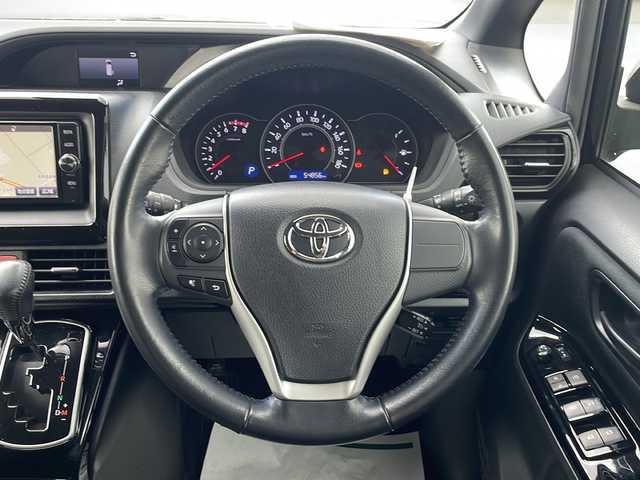 トヨタ ヴォクシー ZS 長野県 2017(平29)年 5.5万km ブラック 純正ナビ/バックカメラ/ETC/両側パワースライドドア/衝突被害軽減システム/クルーズコントロール/レーンキープアシスト/横滑り防止装置/オートLEDライト/オートマチックハイビーム/純正アルミホイール/純正フロアマット/革巻きステアリング/ステアリングスイッチ