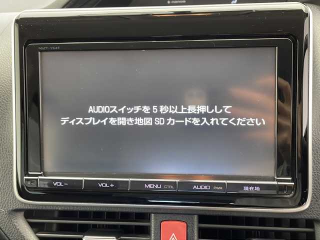トヨタ エスクァイア Gi 千葉県 2015(平27)年 6万km ホワイトパールクリスタルシャイン 純正9インチメモリナビ /CD/DVD/BT/フルセグTV/バックカメラ/両側パワースライドドア/クルーズコントロール/TRD製エアロ/レザーシート/シートヒーター/スマートキー/プッシュスタート/ETC/電動格納ミラー/オートライト/フォグランプ/LEDヘッドライト/純正15インチアルミホイール