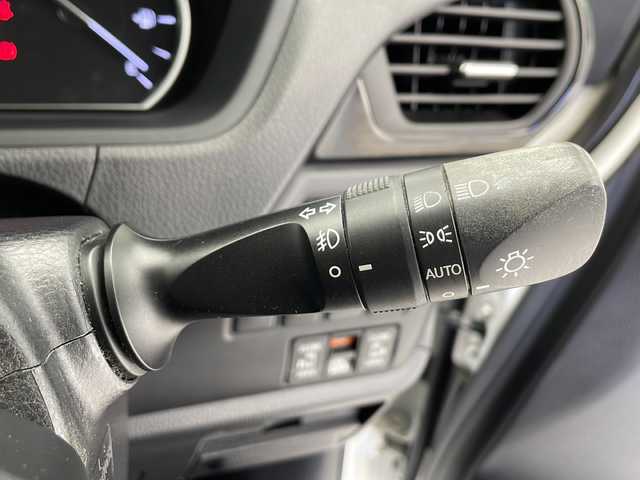 トヨタ エスクァイア Gi 千葉県 2015(平27)年 6万km ホワイトパールクリスタルシャイン 純正9インチメモリナビ /CD/DVD/BT/フルセグTV/バックカメラ/両側パワースライドドア/クルーズコントロール/TRD製エアロ/レザーシート/シートヒーター/スマートキー/プッシュスタート/ETC/電動格納ミラー/オートライト/フォグランプ/LEDヘッドライト/純正15インチアルミホイール