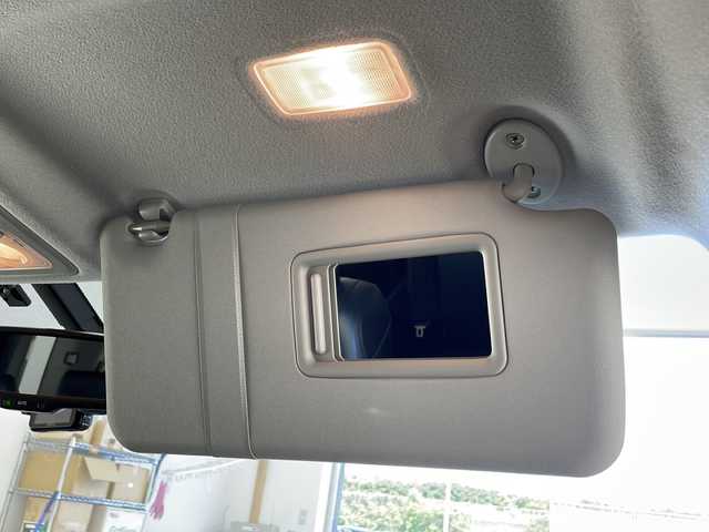 トヨタ エスクァイア Gi 千葉県 2015(平27)年 6万km ホワイトパールクリスタルシャイン 純正9インチメモリナビ /CD/DVD/BT/フルセグTV/バックカメラ/両側パワースライドドア/クルーズコントロール/TRD製エアロ/レザーシート/シートヒーター/スマートキー/プッシュスタート/ETC/電動格納ミラー/オートライト/フォグランプ/LEDヘッドライト/純正15インチアルミホイール
