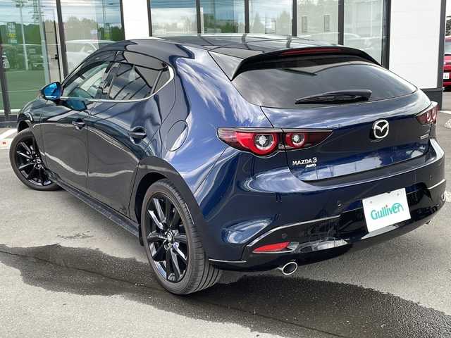 マツダ マツダ３ファストバック 15S ブラックトーンED 長野県 2022(令4)年 1.3万km ディープクリスタルブルーマイカ 4WD/純正SDナビ&フルセグTV&CD&DVD&USB&BT/アダプティブクルーズコントロール/レーンキープアシスト/衝突軽減ブレーキ/コーナーセンサー/ブラインドスポットモニター/ヘッドアップディスプレイ/アイドリングストップ/オートマチックハイビーム/純正前後ドライブレコーダー/ステアリングスイッチ/パドルシフト/MTモード付AT/全方位カメラ/ビルトインETC/LEDヘッドライト/オートライト/リアフォグランプ/電動格納ミラー/ウィンカーミラー/電動ホールド/オートホールド/純正18インチAW付サマータイヤ装着/社外16インチAW付スタッドレスタイヤ積込/純正フロアマット/純正ドアバイザー/プッシュスタート/スマートキー/スペアキー1本/純正エンジンスターター