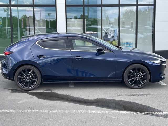 マツダ マツダ３ファストバック 15S ブラックトーンED 長野県 2022(令4)年 1.3万km ディープクリスタルブルーマイカ 4WD/純正SDナビ&フルセグTV&CD&DVD&USB&BT/アダプティブクルーズコントロール/レーンキープアシスト/衝突軽減ブレーキ/コーナーセンサー/ブラインドスポットモニター/ヘッドアップディスプレイ/アイドリングストップ/オートマチックハイビーム/純正前後ドライブレコーダー/ステアリングスイッチ/パドルシフト/MTモード付AT/全方位カメラ/ビルトインETC/LEDヘッドライト/オートライト/リアフォグランプ/電動格納ミラー/ウィンカーミラー/電動ホールド/オートホールド/純正18インチAW付サマータイヤ装着/社外16インチAW付スタッドレスタイヤ積込/純正フロアマット/純正ドアバイザー/プッシュスタート/スマートキー/スペアキー1本/純正エンジンスターター