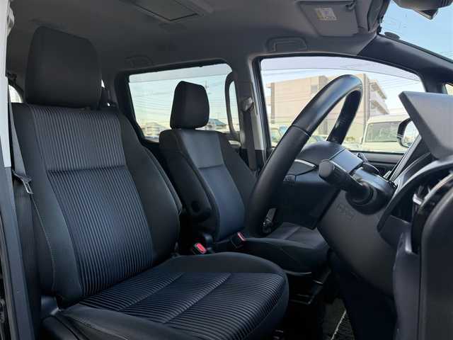 トヨタ ヴォクシー ZS 煌Ⅱ 大阪府 2016(平28)年 5.7万km ブラック 純正ナビ（NSZT-Y66T）/・DVD/CD/FM/AM/Bluetooth/・フルセグテレビ/ETC2.0/ドライブレコーダー/バックカメラ/衝突軽減ブレーキ/レーンキープアシスト/純正フリップダウンモニター（V12T-R66C)　/両側パワースライドドア/LEDヘッドライト/オートライト/オートエアコン/プッシュスタート/スマートキー/USBジャック/12V電源/純正16インチアルミホイール/純正フロアマット/取扱説明書