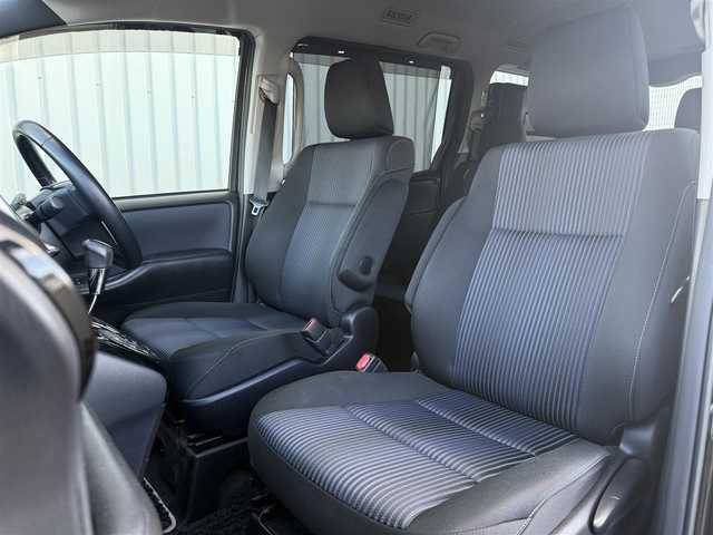 トヨタ ヴォクシー ZS 煌Ⅱ 大阪府 2016(平28)年 5.7万km ブラック 純正ナビ（NSZT-Y66T）/・DVD/CD/FM/AM/Bluetooth/・フルセグテレビ/ETC2.0/ドライブレコーダー/バックカメラ/衝突軽減ブレーキ/レーンキープアシスト/純正フリップダウンモニター（V12T-R66C)　/両側パワースライドドア/LEDヘッドライト/オートライト/オートエアコン/プッシュスタート/スマートキー/USBジャック/12V電源/純正16インチアルミホイール/純正フロアマット/取扱説明書