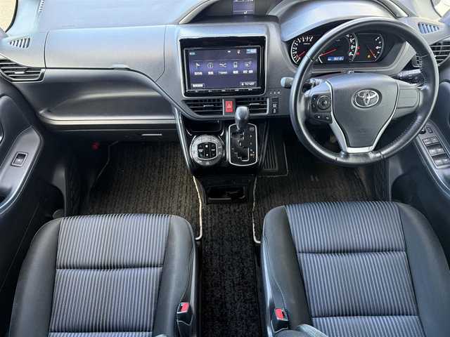 トヨタ ヴォクシー ZS 煌Ⅱ 大阪府 2016(平28)年 5.7万km ブラック 純正ナビ（NSZT-Y66T）/・DVD/CD/FM/AM/Bluetooth/・フルセグテレビ/ETC2.0/ドライブレコーダー/バックカメラ/衝突軽減ブレーキ/レーンキープアシスト/純正フリップダウンモニター（V12T-R66C)　/両側パワースライドドア/LEDヘッドライト/オートライト/オートエアコン/プッシュスタート/スマートキー/USBジャック/12V電源/純正16インチアルミホイール/純正フロアマット/取扱説明書