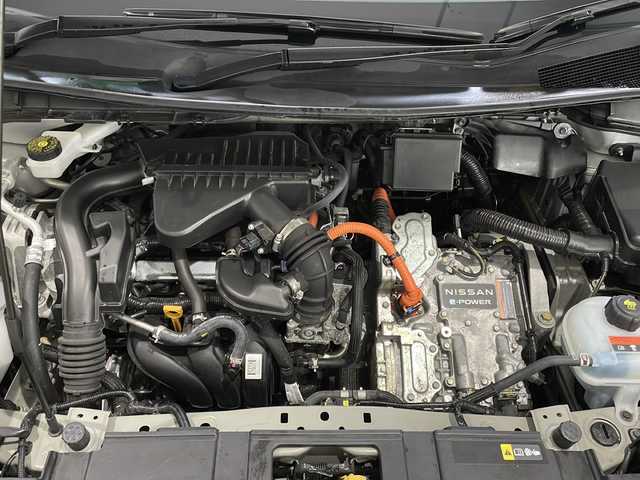 日産 ノート X FOUR 新潟県 2022(令4)年 4.9万km ブリリアントシルバー 4WD/プロパイロット/純正ナビ/　　フルセグ/BT/AppleCarPlay/AndroidAuto/HDMI/アラウンドビューモニター/レーダークルーズコントロール/オートライト/オートマチックハイビーム/シートヒーター/ステアリングスイッチ/USBポート/置くだけ充電/デジタルインナーミラー/ブラインドスポットモニター/スマートキー/ビルトインETC2.0