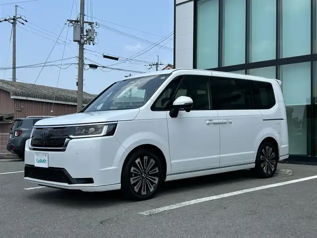 ホンダ ステップワゴン スパーダ eHEV プレミアムライン 和歌山県 2024(令6)年 1.3万km プラチナホワイトパール 純正メーカーナビ/純正15.6インチフリップダウンモニター/フルセグTV/全方位モニター/（BT/CD/DVD/衝突軽減ブレーキ/アダプティブクルーズコントロール/レーンキープ/コーナーセンサー/横滑り防止装置/両側パワースライドドア/純正フロアマット/純正アルミホイール/ウインカー付きドアミラー/アイドリングストップ/パドルシフト/純正ビルトインETC/純正ドライブレコーダー/LEDヘッドライト/フォグランプ/オートライト/オートマチックハイビーム