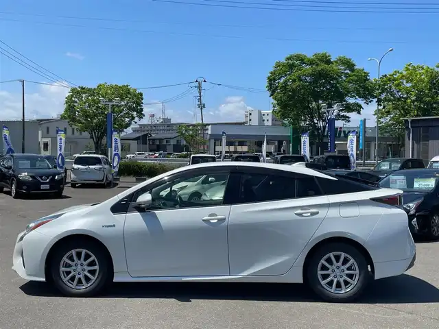 トヨタ プリウス S 宮城県 2017(平29)年 12.5万km ホワイトパールクリスタルシャイン (株)IDOMが運営する【じしゃロン仙台店】の自社ローン専用車両になりますこちらは現金またはオートローンご利用時の価格です。自社ローンご希望の方は別途その旨お申付け下さい/SDナビ/ワンセグ/Bluetooth/バックカメラ/クルコン/オートハイビーム/ビルトインETC/レーンキープアシスト/前後ドラレコ/LEDヘッドライト