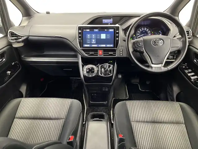 トヨタ ヴォクシー ハイブリッド ZS 煌Ⅱ 栃木県 2019(令1)年 1.1万km イナズマスパーキングブラックガラスフレーク 純正ナビ/(CD/DVD/フルセグTV/Bluetooth/MSV/SD)/バックカメラ/トヨタセーフティーセンス/・衝突軽減ブレーキ/・車線逸脱警報/・オートマチックハイビーム/・先行車発進告知機能/コーナーセンサー/ビルトインETC2.0/前方ドラレコ/両側パワスラ/シートヒーター/禁煙車/オートライト/LEDヘッドライト/横滑り防止装置/フォグランプ/プッシュスタート/ステアリングスイッチ/革巻きステアリング/ウィンカーミラー/電動格納ミラー/純正16インチアルミホイール/純正フロアマット