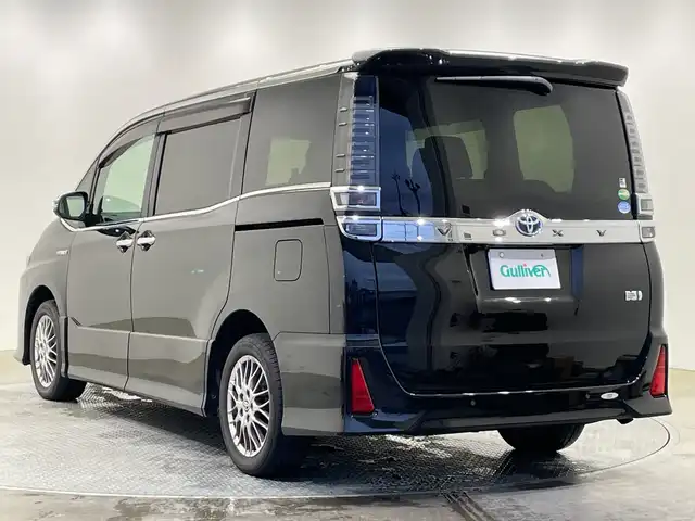 トヨタ ヴォクシー ハイブリッド ZS 煌Ⅱ 栃木県 2019(令1)年 1.1万km イナズマスパーキングブラックガラスフレーク 純正ナビ/(CD/DVD/フルセグTV/Bluetooth/MSV/SD)/バックカメラ/トヨタセーフティーセンス/・衝突軽減ブレーキ/・車線逸脱警報/・オートマチックハイビーム/・先行車発進告知機能/コーナーセンサー/ビルトインETC2.0/前方ドラレコ/両側パワスラ/シートヒーター/禁煙車/オートライト/LEDヘッドライト/横滑り防止装置/フォグランプ/プッシュスタート/ステアリングスイッチ/革巻きステアリング/ウィンカーミラー/電動格納ミラー/純正16インチアルミホイール/純正フロアマット