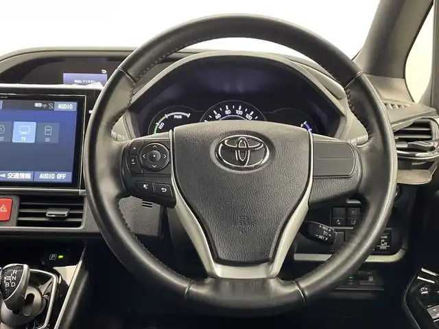 トヨタ ヴォクシー ハイブリッド ZS 煌Ⅱ 栃木県 2019(令1)年 1.1万km イナズマスパーキングブラックガラスフレーク 純正ナビ/(CD/DVD/フルセグTV/Bluetooth/MSV/SD)/バックカメラ/トヨタセーフティーセンス/・衝突軽減ブレーキ/・車線逸脱警報/・オートマチックハイビーム/・先行車発進告知機能/コーナーセンサー/ビルトインETC2.0/前方ドラレコ/両側パワスラ/シートヒーター/禁煙車/オートライト/LEDヘッドライト/横滑り防止装置/フォグランプ/プッシュスタート/ステアリングスイッチ/革巻きステアリング/ウィンカーミラー/電動格納ミラー/純正16インチアルミホイール/純正フロアマット