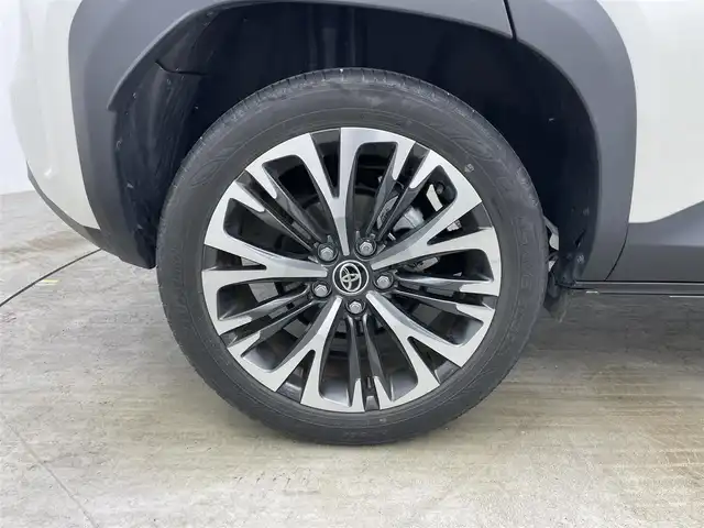 トヨタ ヤリスクロス ハイブリッド Z 岡山県 2022(令4)年 3万km ホワイトパールクリスタルシャイン 純正８インチディスプレイオーディオ/（ナビ/フルセグTV/BT/HDMI)/合皮ハーフレザー/パノラミックビューモニター/衝突軽減ブレーキシステム/追従型クルーズコントロール/ビルトインＥＴＣ２．０/ＬＥＤヘッドライト/オートハイビーム/前席シートヒーター/ステアリングヒーター/社外ドライブレコーダー（前後）/ブラインドスポットモニター/純正18インチAW/踏み間違い防止/オートブレーキホールド/TVキャンセラー/ISOFIX/ステアリングスイッチ/ヘッドアップディスプレイ/チルトステアリング/シートリフター/ウインカーミラー/新車保証書/スマートキー×２