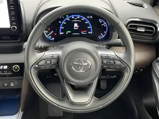 トヨタ ヤリスクロス ハイブリッド Z 岡山県 2022(令4)年 3万km ホワイトパールクリスタルシャイン 純正８インチディスプレイオーディオ/（ナビ/フルセグTV/BT/HDMI)/合皮ハーフレザー/パノラミックビューモニター/衝突軽減ブレーキシステム/追従型クルーズコントロール/ビルトインＥＴＣ２．０/ＬＥＤヘッドライト/オートハイビーム/前席シートヒーター/ステアリングヒーター/社外ドライブレコーダー（前後）/ブラインドスポットモニター/純正18インチAW/踏み間違い防止/オートブレーキホールド/TVキャンセラー/ISOFIX/ステアリングスイッチ/ヘッドアップディスプレイ/チルトステアリング/シートリフター/ウインカーミラー/新車保証書/スマートキー×２