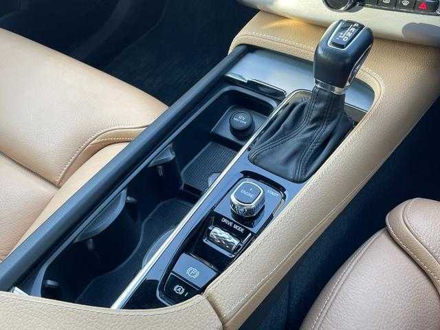 ボルボ ＸＣ９０ T5 AWD モーメンタム 埼玉県 2016(平28)年 4.8万km アイスホワイト 茶レザーシート/アダプティブクルーズコントロール/純正HDDナビ/(Bluetooth/USB/CD/フルセグ)/Ａｐｐｌｅ　Ｃａｒ　Ｐｌａｙ/３６０度カメラ/ブラインドスポットモニター/シートヒーター/パークアシスト/レーンアシスト/ＥＴＣ