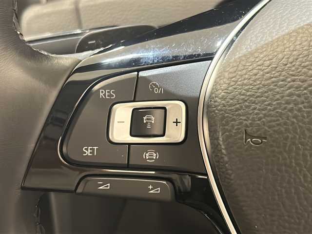 フォルクスワーゲン ゴルフ TSI コンフォートL テックED 新潟県 2019(平31)年 2.7万km ピュアホワイト セーフティーパッケージ/・ACC”（全車速追従機能付）/・レーンキープアシストシステムLaneAssist/・渋滞時追従支援システムTraffic Assist/・パドルシフト/・レザーマルチファンクションステアリングホイール/純正ナビ/・フルセグテレビ/・Bluetooth接続/ドライブレコーダー/ドライバー疲労検知システム/プリクラッシュブレーキシステム/プロアクティブ・オキュパント・プロテクション/電動パワーステアリング/プッシュスタート/ETC2.0/ドライブレコーダー