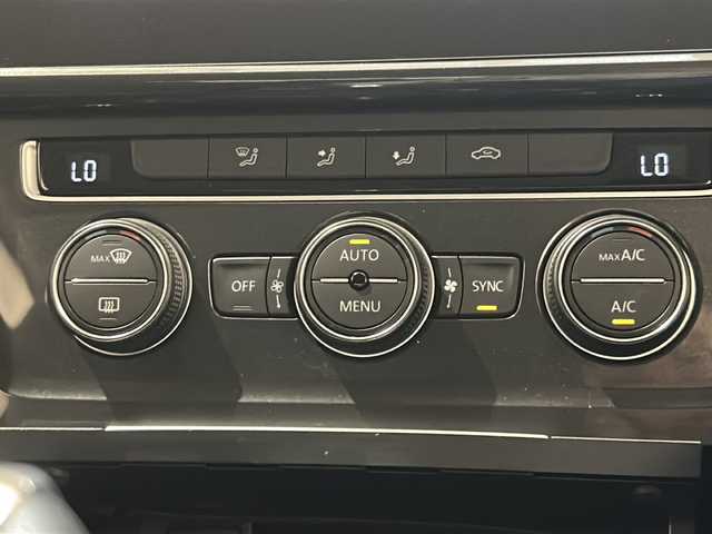 フォルクスワーゲン ゴルフ TSI コンフォートL テックED 新潟県 2019(平31)年 2.7万km ピュアホワイト セーフティーパッケージ/・ACC”（全車速追従機能付）/・レーンキープアシストシステムLaneAssist/・渋滞時追従支援システムTraffic Assist/・パドルシフト/・レザーマルチファンクションステアリングホイール/純正ナビ/・フルセグテレビ/・Bluetooth接続/ドライブレコーダー/ドライバー疲労検知システム/プリクラッシュブレーキシステム/プロアクティブ・オキュパント・プロテクション/電動パワーステアリング/プッシュスタート/ETC2.0/ドライブレコーダー