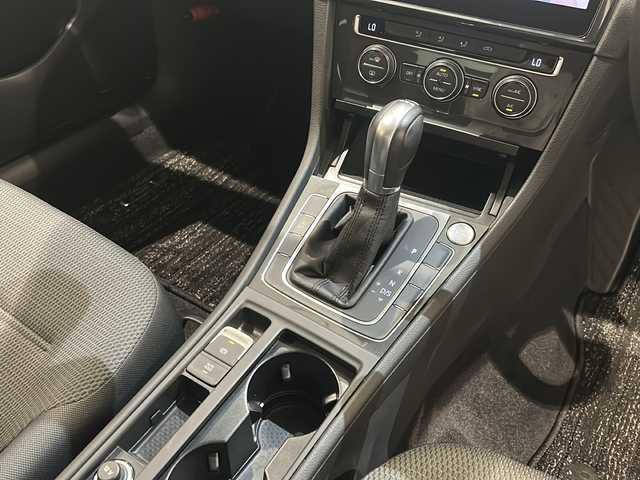 フォルクスワーゲン ゴルフ TSI コンフォートL テックED 新潟県 2019(平31)年 2.7万km ピュアホワイト セーフティーパッケージ/・ACC”（全車速追従機能付）/・レーンキープアシストシステムLaneAssist/・渋滞時追従支援システムTraffic Assist/・パドルシフト/・レザーマルチファンクションステアリングホイール/純正ナビ/・フルセグテレビ/・Bluetooth接続/ドライブレコーダー/ドライバー疲労検知システム/プリクラッシュブレーキシステム/プロアクティブ・オキュパント・プロテクション/電動パワーステアリング/プッシュスタート/ETC2.0/ドライブレコーダー