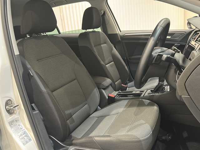 フォルクスワーゲン ゴルフ TSI コンフォートL テックED 新潟県 2019(平31)年 2.7万km ピュアホワイト セーフティーパッケージ/・ACC”（全車速追従機能付）/・レーンキープアシストシステムLaneAssist/・渋滞時追従支援システムTraffic Assist/・パドルシフト/・レザーマルチファンクションステアリングホイール/純正ナビ/・フルセグテレビ/・Bluetooth接続/ドライブレコーダー/ドライバー疲労検知システム/プリクラッシュブレーキシステム/プロアクティブ・オキュパント・プロテクション/電動パワーステアリング/プッシュスタート/ETC2.0/ドライブレコーダー